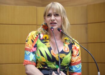 Linda Brasil critica PEC das Drogas aprovada no Senado