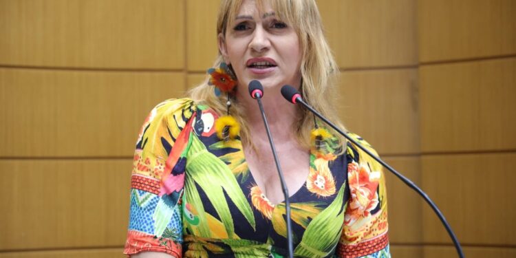 Linda Brasil critica PEC das Drogas aprovada no Senado