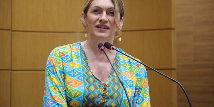 Deputada Linda Brasil destaca assembleia geral de professores em Poço Redondo