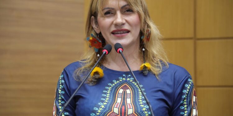 Linda Brasil reforça apoio à luta dos profissionais da Educação pública