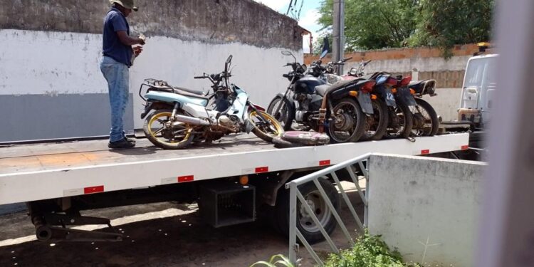 Polícia Civil retira 50 motocicletas do pátio da Delegacia de Poço Verde