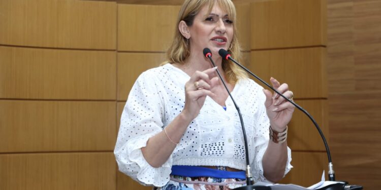 Linda Brasil defende mobilização dos profissionais da educação pública