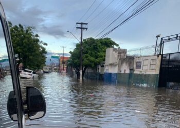 Chuva torrencial atinge Aracaju e provoca grandes alagamentos em varias ruas e avenidas da capital