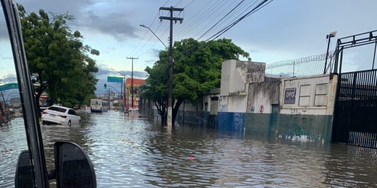 Chuva torrencial atinge Aracaju e provoca grandes alagamentos em varias ruas e avenidas da capital