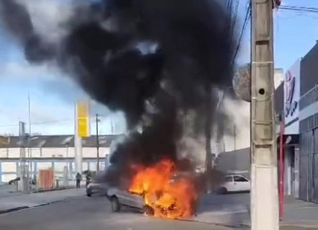 Fiat Strada pega fogo e fica completamente destruído em Aracaju