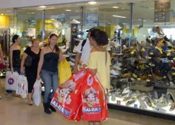Varejo cresce 1% em fevereiro e atinge patamar recorde, diz IBGE