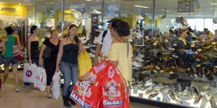 Varejo cresce 1% em fevereiro e atinge patamar recorde, diz IBGE
