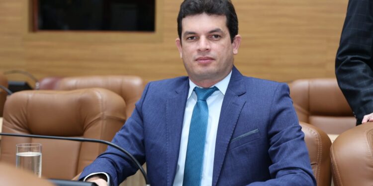 Paulo Júnior cobra publicação de edital de licitação de transporte público da região metropolitana
