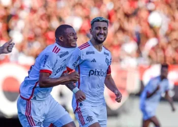 Com golaço de falta, expulsões e VAR no fim, Fla vence Atlético-GO em estreia