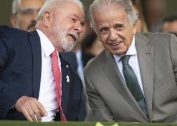 Ministro da Defesa vira peça fundamental de aproximação entre governo e militares