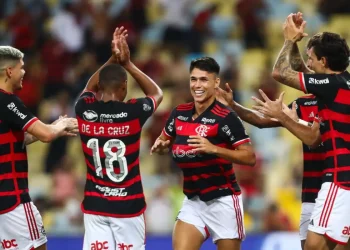 Flamengo derrota São Paulo e assume liderança do Brasileiro