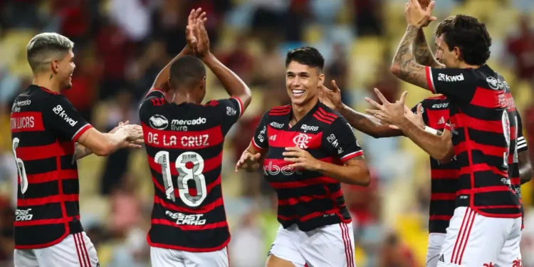 Flamengo derrota São Paulo e assume liderança do Brasileiro