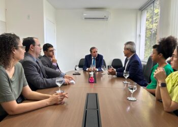 Elber acompanha famílias de pacientes da Diabetes tipo 1 em reunião na Defensoria