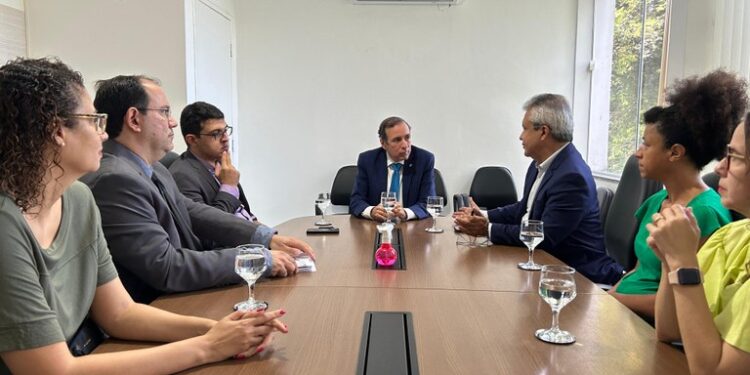 Elber acompanha famílias de pacientes da Diabetes tipo 1 em reunião na Defensoria