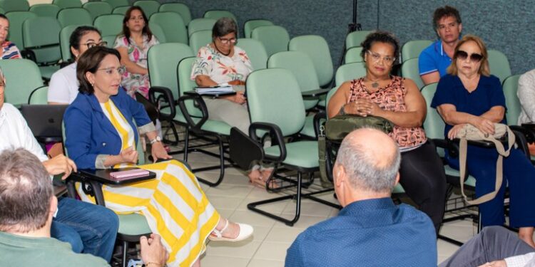 Sindmed: Emília ouve denúncias de precarização da categoria na rede municipal de Aracaju