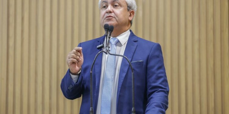 Elber alerta para falta de pontos de atendimento para retirada de título