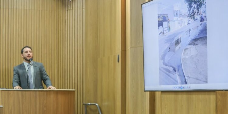 Vereador Camilo Daniel denuncia as condições estruturais precárias no bairro Jabotiana