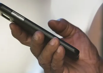 Operação policial faz oito prisões e apreende 63 celulares em Brasília