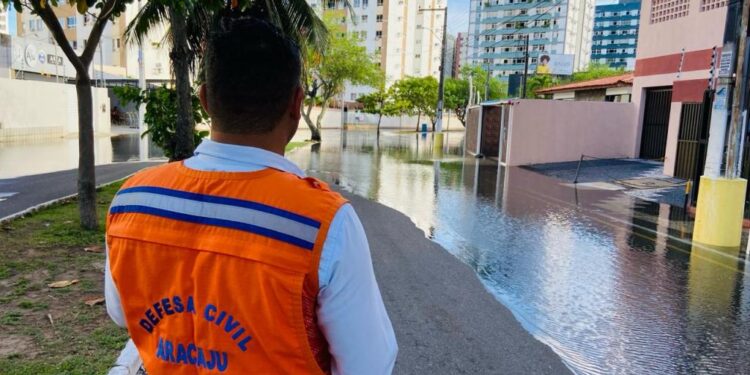 Prefeitura de Aracaju monitora áreas impactadas pela maré e orienta a população
