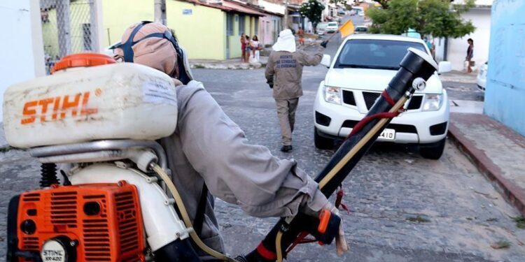 Aedes aegypti: aplicação do fumacê costal é uma das ações estratégicas de combate ao mosquito