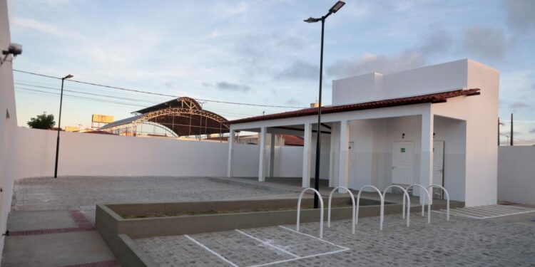 Perfeito Edvaldo inaugura polo da Academia da Cidade no 17 de Março