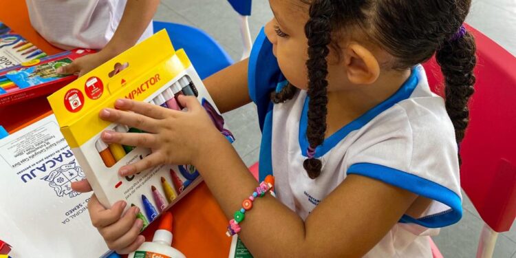 Material escolar da Prefeitura auxilia no desenvolvimento dos alunos da educação infantil
