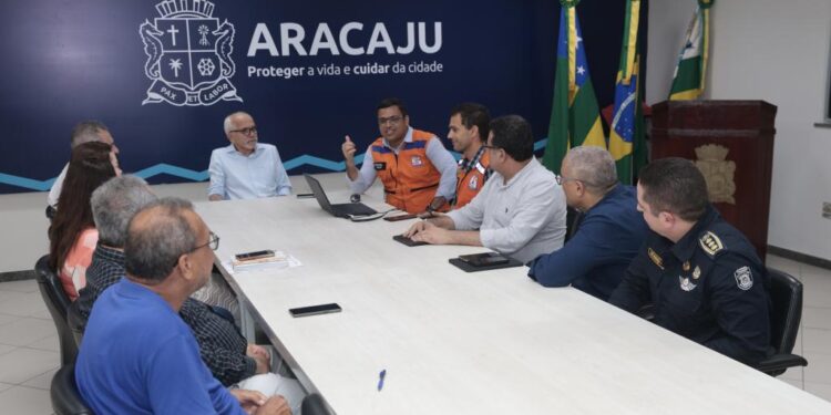 Prefeito reúne Comitê de Crise e solicita reforço nas ações preventivas ao período chuvoso