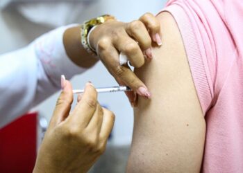 Aracaju inicia vacinação para trabalhadores em órgãos públicos e privados nesta terça-feira, 16