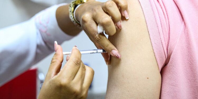 Aracaju inicia vacinação para trabalhadores em órgãos públicos e privados nesta terça-feira, 16