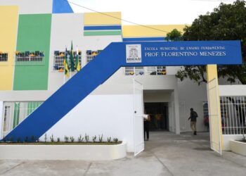 Prefeito Edvaldo inaugura nova Emef Florentino Menezes e entrega notebooks do Escola Tech