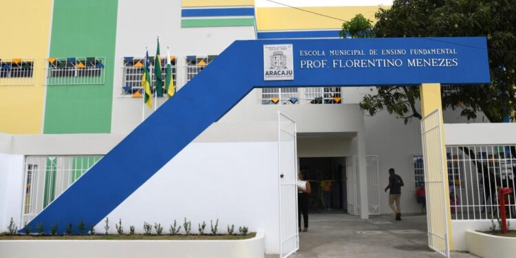 Prefeito Edvaldo inaugura nova Emef Florentino Menezes e entrega notebooks do Escola Tech