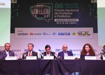 Ao lado de ministra, prefeito Edvaldo anuncia convênios do programa “Imóvel da Gente” para Aracaju