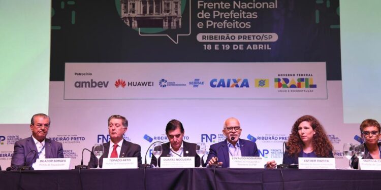 Ao lado de ministra, prefeito Edvaldo anuncia convênios do programa “Imóvel da Gente” para Aracaju