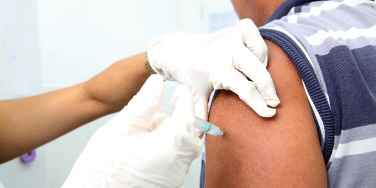 Aracaju promove ações para aumentar a adesão e ampliar a cobertura vacinal contra a influenza