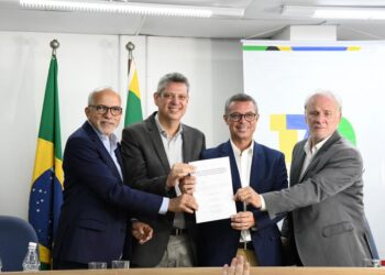 Prefeito Edvaldo, ministro e governador assinam convênios do programa “Imóvel da Gente”