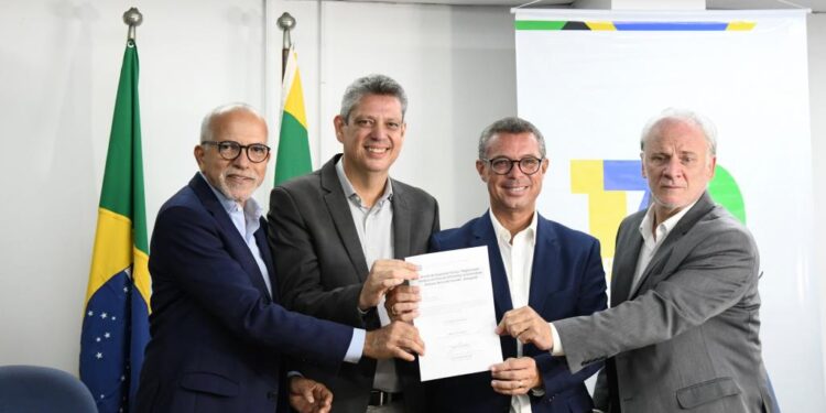 Prefeito Edvaldo, ministro e governador assinam convênios do programa “Imóvel da Gente”