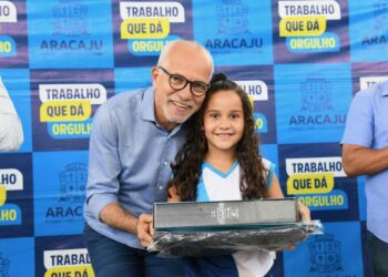 Prefeito Edvaldo entrega mais 217 notebooks do Escola Tech na Emef José Carlos Teixeira