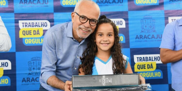 Prefeito Edvaldo entrega mais 217 notebooks do Escola Tech na Emef José Carlos Teixeira