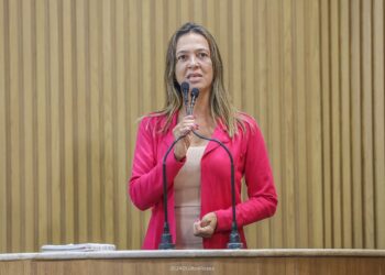 Sheyla Galba volta a denunciar falta de remédios na rede municipal de Aracaju