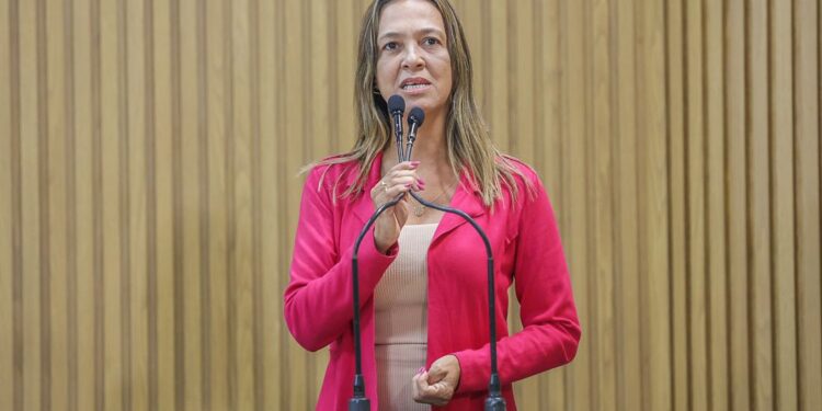 Sheyla Galba volta a denunciar falta de remédios na rede municipal de Aracaju