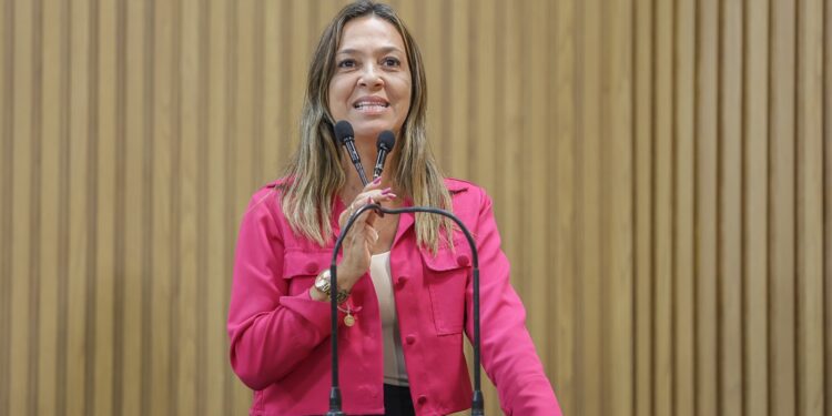 Sheyla Galba cobra retorno das cirurgias no Hospital Universitário