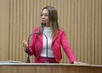 “A Prefeitura de Aracaju gasta R$ 1,3 milhão com dois shows, mas não compra dipirona de R$ 20”, lamenta Sheyla