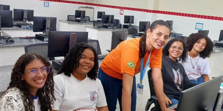 Aplicativo desenvolvido por grupo de meninas no Centro de Excelência João Costa trabalha o protagonismo feminino