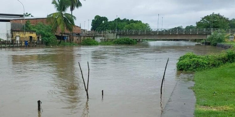 Defesa Civil estadual segue em alerta para atender municípios em situação de risco por conta das chuvas