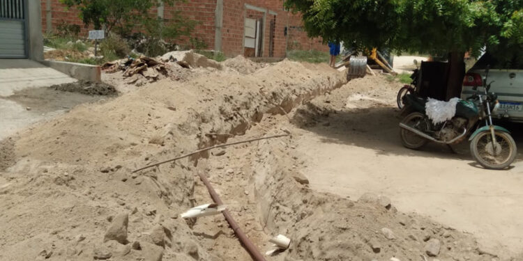 Deso amplia rede de abastecimento no bairro da Torre em Canindé