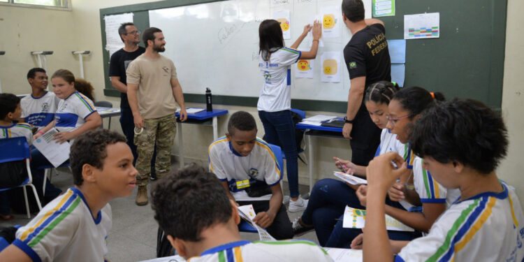 Secretaria da Educação e Polícia Federal implantam programa de combate às drogas na rede estadual de ensino