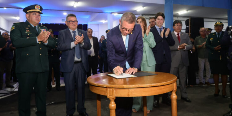 Em solenidade de promoção da PMSE, governador Fábio Mitidieri autoriza obras e entrega viaturas à Segurança Pública