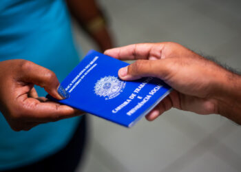 Oportunidades para quem busca o primeiro emprego são divulgadas pela Secretaria do Trabalho, por meio do NAT