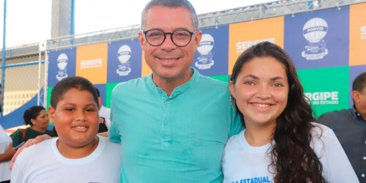 Governo de Sergipe entrega reforma de quadra poliesportiva na Escola Estadual Rodrigues Dórea, em Aracaju