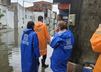 De maneira preventiva, PMA retira moradores do Largo da Aparecida